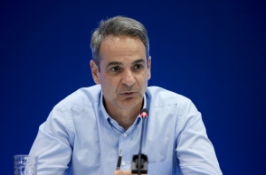 Ο Κυριάκος Μητσοτάκης μιλάει στο μικρόφωνο