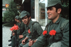 Πορτογάλοι στρατιώτες με γαρύφαλλα 