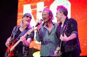 Ο τραγουδιστής Ίαν Γκίλαν, ο μπασίστας Ρότζερ Γκλόβερ και ο νέος κιθαρίστας Σάιμον ΜακΜπράιντ