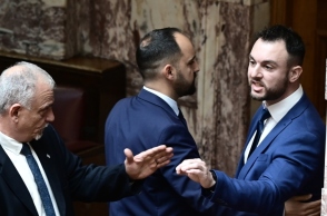 Ο Κωνσταντίνος Φλώρος στη Βουλή μαζί με 2 άνδρες να τον κρατάνε