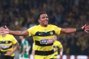 Ποδοσφαιριστής της ΑΕΚ τρέχει με ανοιχτά τα χέρια - φοράει κιτρινόμαυρη στολή