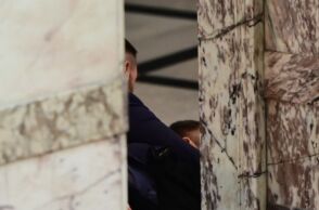 Ο βουλευτής Κωνσταντίνος Φλώρος επιτέθηκε με γροθιές σε βουλευτή του Βελόπουλου μέσα στη Βουλή