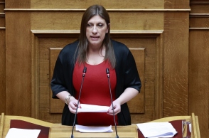 Η πρόεδρος της Πλεύσης Ελευθερίας, Ζωή Κωνσταντοπούλου μιλάει όρθια στη Βουλή