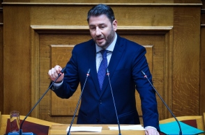 Ο Νίκος Ανδρουλάκης μιλάει στο μικρόφωνο στο βήμα της Βουλής