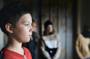 Νεαρό αγόρι, πρόσωπο. στο βάθος 3 θολές φιγούρες 