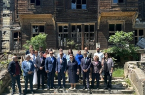  Η Υπουργός Πολιτισμού Λίνα Μενδώνη κατά την ξενάγησή της στο Ορφανοτροφείο της Πριγκήπου