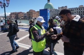 Ένας υπάλληλος ελέγχει τα εισιτήρια κατά την είσοδο στην πόλη της Βενετίας,