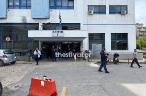 Θεσσαλονίκη: ΙΧ έπεσε στην τζαμαρία εισόδου του Ιπποκρατείου νοσοκομείου