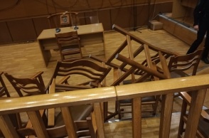 Η δικαστική αίθουσα μετά το άκουσμα των ποινών για τη δίκη για το Μάτι