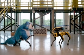 1 ρομπότ με στολή σκύλου απέναντι στο ίδιο ρομπότ με κίτρινο χρώμα