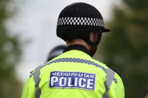 Άνδρας με σπαθί επιτέθηκε κατά περαστικών - Νεκρός 13χρονος