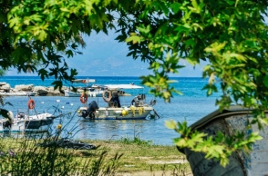 βάρκες, θαλασσα, πρασιναδα, δεντρα