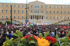 Σε εξέλιξη οι απεργιακές συγκεντρώσεις στο κέντρο της Αθήνας για την Εργατική Πρωτομαγιά 