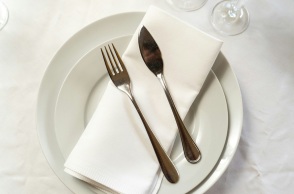 Τα δομικά στοιχεία ενός τραπεζιού, ένα σετ μαχαιροπίρουνων 