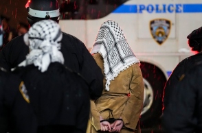 αστυνομία συλλαμβάνει διαδηλωτές