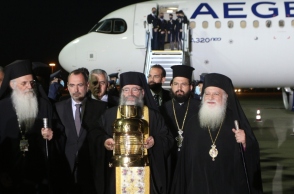 παπάδες μπροστά από αεροπλάνο