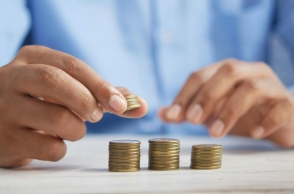 δυο χέρια κρατάν νομίσματα