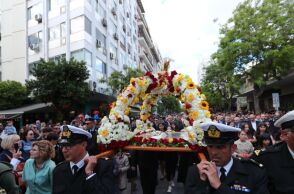 Με κατάνυξη η περιφορά του Επιταφίου στον Άγιο Μηνά στη Θεσσαλονίκη 