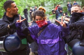 αστυνομικοί συλλαμβάνουν διαδηλώτρια