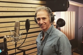 άνδρας με ακουστικά και μικρόφωνο