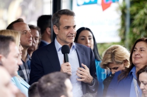 ανδρας μιλα στο μικροφωνο αναμεσα σε πληθος