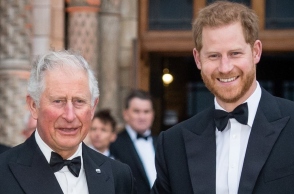 Ο πρίγκιπας Χάρι με τον βασιλιά Κάρολο