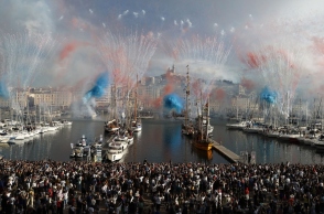 πλοια, λιμανι, κοσμος, πυροτεχνηματα