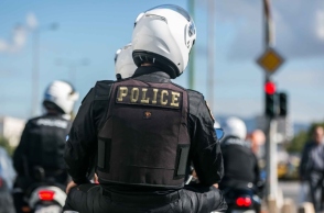 αστυνομικοι με κρανοι πανω σε μηχανη