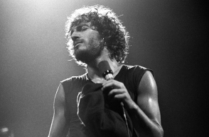 τραγουδιστης με μικροφωνο