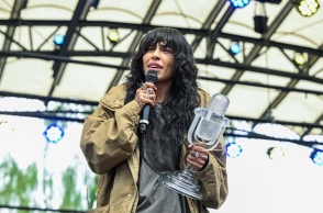 Η Loreen, μικρόφωνο, βραβείο