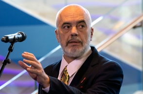 O Έντι Ράμα με μικρόφωνο