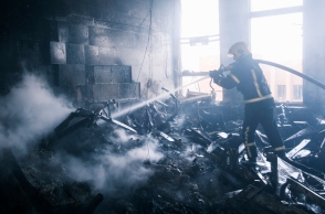 πυροσβεστης, σπιτι, συντριμμια
