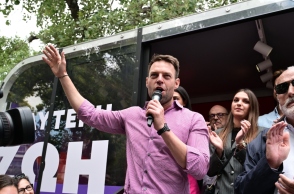 άνδρες, γυναίκες χειροκροτούν, λεωφορείο , μικρόφωνο, κάμερα, δέντρα