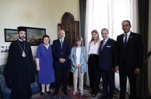 4 ανδρες, 3 γυναικες σε σπιτι, χαλί, πινακες, επιπλα