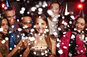 3 γυναίκες, 4 ανδρες, τουρτα, κερακια, φωτα