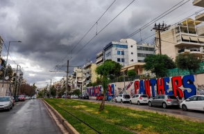 δρομος, αυτοκινητα, πολυκατοικίες, σύννεφα