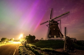 ανεμομυλος, δρομος, αυτοκινητα, μωβ ουρανος