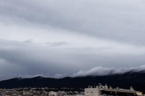 Παραμένει και την Τρίτη το νεφελώδες τoπίο με τοπικές βρόχες - Πού θα πέσουν ψιχάλες 
