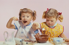 2 κοριστια μαγειρευουν και τρωνε γλυκα