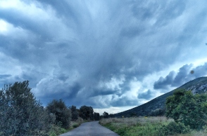 Καιρός σήμερα: Συννεφιά και τοπικές βροχές 