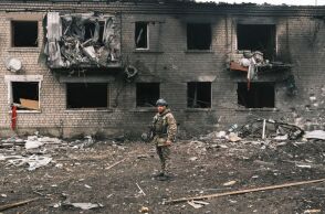 Βομβαρδισμένο κτίριο σε χωριό έξω από το Χάρκοβο της Ουκρανίας