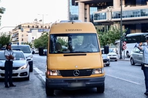 σχολικό λεωφορείο, αστυνομικοί, δρομος, οχηματα