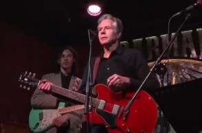 2 κιθαριστες στη σκηνή, κιθαρες, μικροφωνα