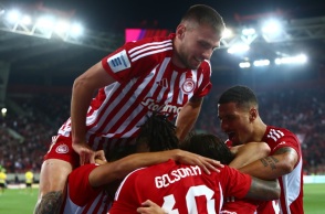 Ο Ολυμπιακός «γκρέμισε» την ΑΕΚ από την κορυφή και δίνει το πρωτάθλημα στον ΠΑΟΚ