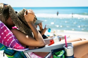 2 γυναίκες, παραλια