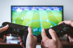 4 χερια κρατανε 2 χειριστήρια κοσνόλας, τηλεοραση