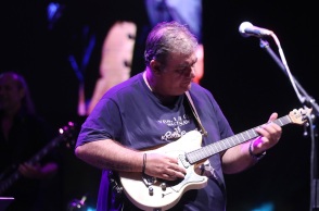 Ο Δημήτρης Σταρόβας ερμηνεύοντας στη σκηνή 