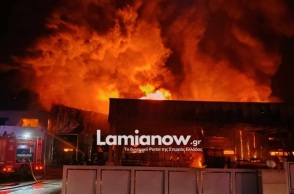 Καταστράφηκε ολοσχερώς το εργοστάσιο της εταιρείας Γιαννίτση στην βιομηχανική περιοχή της Λαμίας