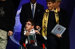 Ο μικρός Γιαννάκης κατά τη βράβευσή του από τον ΠΣΑΠΠ