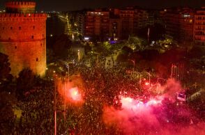 Κάηκε ο Λευκός Πύργος από τα πανηγύρια των φιλάθλων του ΠΑΟΚ